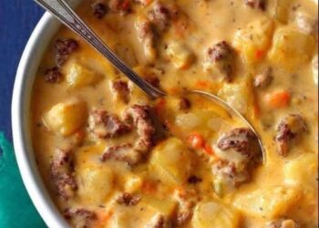 Kochen Sie 1 kg Kartoffeln mit 3 Würstchen, leckere Kartoffelsuppe