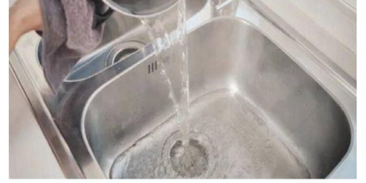 Warum sollte man kein heißes Wasser in die Spüle gießen? Viele Leute machen es falsch, ohne es zu wissen