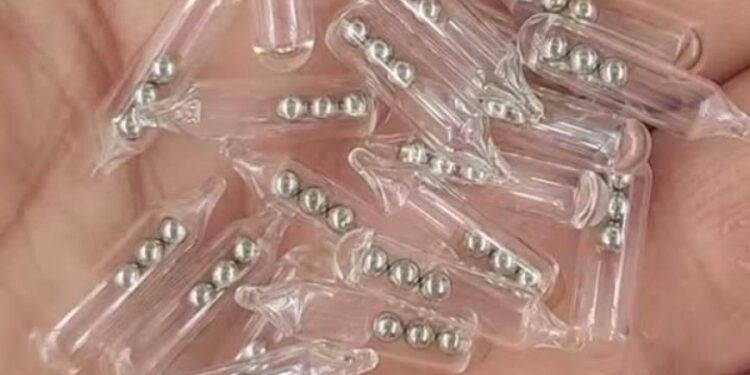 Ein Paket wurde für mich geliefert: kleine Glasröhrchen mit drei winzigen Kugellagern darin.