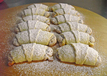 Rumänische Nusshörnchen aus Sauerrahmteig