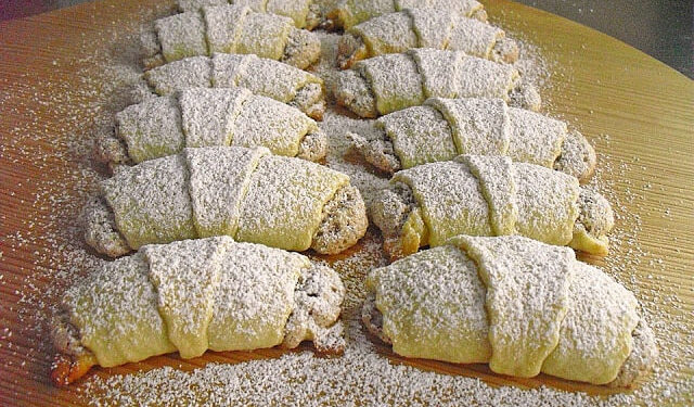 Rumänische Nusshörnchen aus Sauerrahmteig