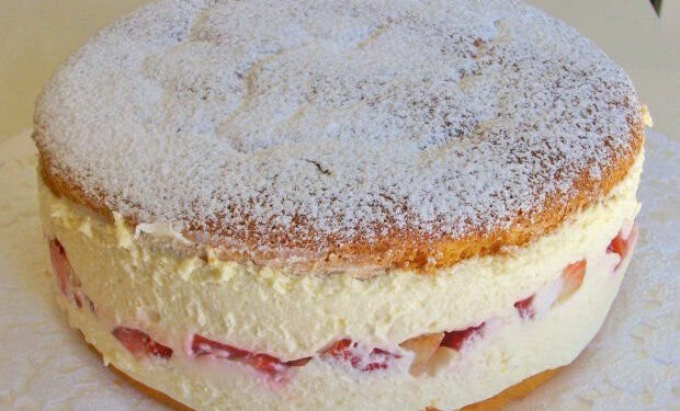 Käse-Sahne mit Erdbeeren