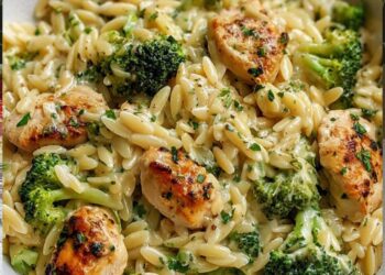 Cremige Hähnchen-Orzo-Pfanne mit Brokkoli – Essen in 30 Minuten