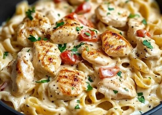 Parmesan-Hähnchen mit cremiger Soße in 20 Minuten fertig!