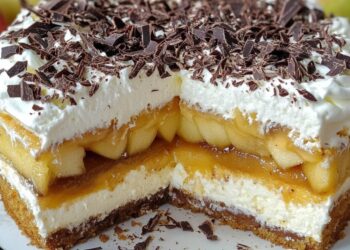 Ein traditioneller deutscher Kuchen mit knuspriger Mandelkruste und cremiger Vanillefüllung. Zutaten: Für den Teig: 300 g Mehl 1 Päckchen Trockenhefe 50 g Zucker 1 Prise Salz 150 ml lauwarme Milch 75 g weiche Butter 1 Ei Für den Belag: 100 g Butter 100 g Zucker  2 EL Honig 2 EL Sahne 150 g gehobelte Mandeln Für die Füllung: 500 ml Milch 1 Päckchen Vanillepuddingpulver 50 g Zucker 200 g Sahne Anleitung: Teig zubereiten: Mehl, Trockenhefe, Zucker und Salz in einer Schüssel vermischen. Lauwarme Milch, weiche Butter und Ei hinzufügen.    Alles zu einem glatten Teig verkneten. Teig abgedeckt an einem warmen Ort ca. 1 Stunde gehen lassen. Belag vorbereiten: Butter, Zucker, Honig und Sahne in einem Topf erhitzen, bis der Zucker sich auflöst. Gehobelte Mandeln unterrühren und die Mischung abkühlen lassen. Teig backen: Teig nach dem Gehen in eine gefettete Springform (26 cm) geben und gleichmäßig verteilen. Mandelmasse auf dem Teig verstreichen.   Im vorgeheizten Ofen bei 180°C (Ober-/Unterhitze) ca. 25–30 Minuten backen. Kuchen vollständig auskühlen lassen. Füllung zubereiten: Vanillepudding nach Packungsanweisung mit Milch und Zucker kochen. Pudding abkühlen lassen, dabei gelegentlich umrühren, um Hautbildung zu vermeiden.   Sahne steif schlagen und unter den abgekühlten Pudding heben. Kuchen füllen: Abgekühlten Kuchen waagerecht halbieren. Untere Hälfte mit der Vanillecreme bestreichen. Obere Hälfte mit der Mandelkruste daraufsetzen. Vor dem Servieren kühl stellen.