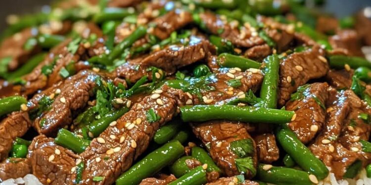 Knoblauch-Rindfleisch-Pfanne mit grünen Bohnen und Reis