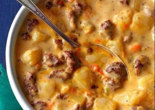 Kochen Sie 1 kg Kartoffeln mit 3 Würstchen, leckere Kartoffelsuppe