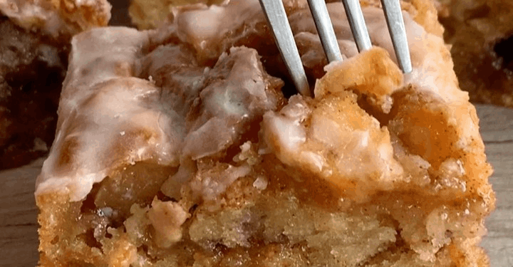 Mischen Sie Mehl mit 100 g Frischkäse, Ultrasaftiger Nusskuchen