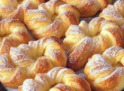 Ich nehme 1 Pck. Blätterteig & 1 Pck. Vanillepuddingpulver es ist soo lecker