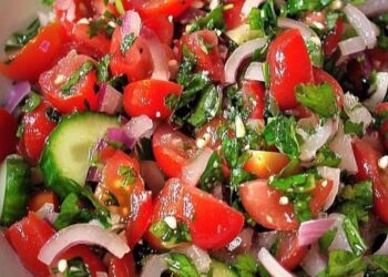 Ein Salat den einfach alle llieben mit 450 g Tomaten