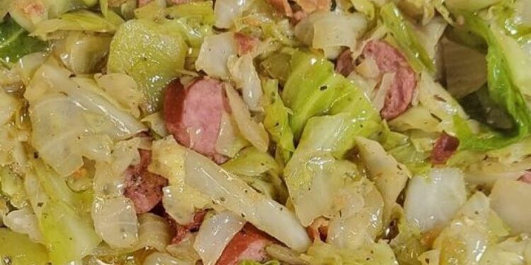 Gebratener Kohl mit Speck, Zwiebeln und Knoblauch