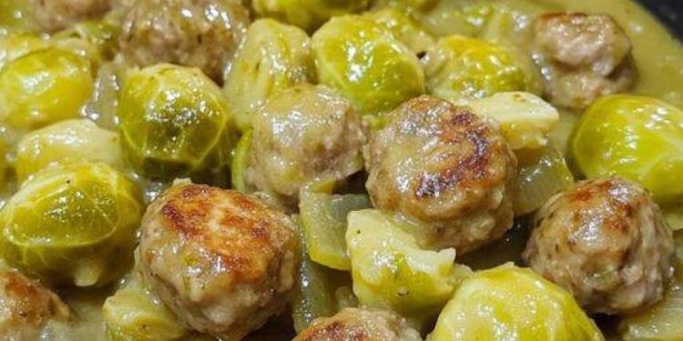 Herzhaft und gesund: Rosenkohleintopf mit Hackbällchen