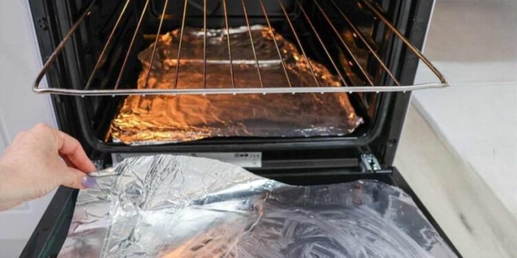 So reinigen Sie den Backofen in 5 Minuten: Fett und Schmutz adé mit dem Alu-Trick