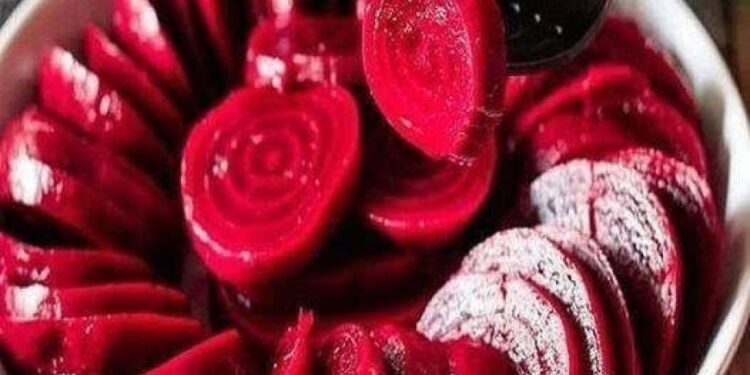 Köstlicher Rote-Bete- und Zitronensaft reinigt den Darm und fördert die Gewichtsabnahme