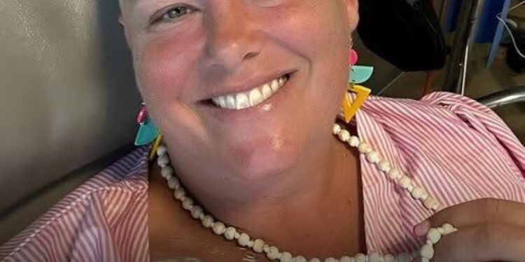 Eine 47-jährige Frau mit Krebs im Stadium 4 warnt dringend vor einem subtilen Symptom, das sie übersehen hatte