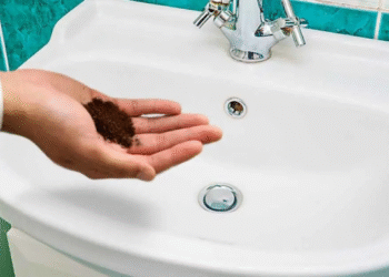 Hören Sie auf, den Kaffeesatz wegzuwerfen: Es kann Ihnen viel Geld sparen