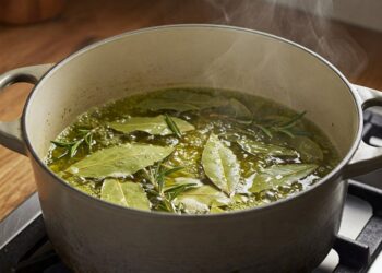 Lorbeerblätter, Rosmarin und Olivenöl mischen: Hätte ich das nur früher gewusst