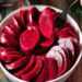Köstlicher Rote-Bete- und Zitronensaft reinigt den Darm und fördert die Gewichtsabnahme