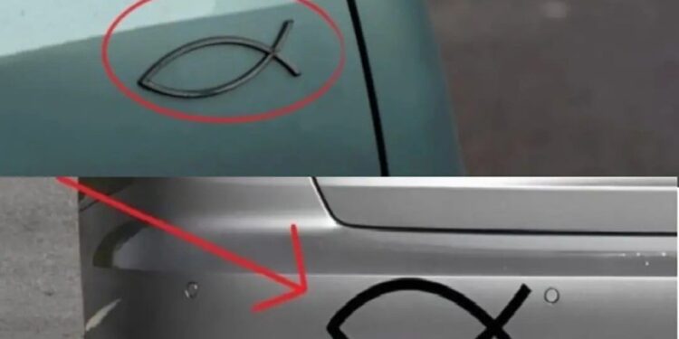 Was bedeutet das kleine fischförmige Symbol, das man auf der Rückseite mancher Autos sieht, und wozu wird es verwendet?