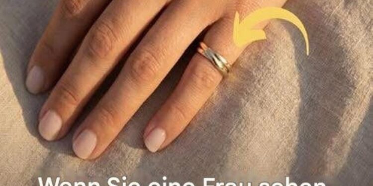 Wenn Sie eine Frau sehen, die einen Ehering am kleinen Finger trägt, bedeutet das Folgendes