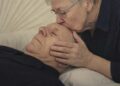 Warum Sie eine verstorbene Person laut Ärzten niemals küssen sollten