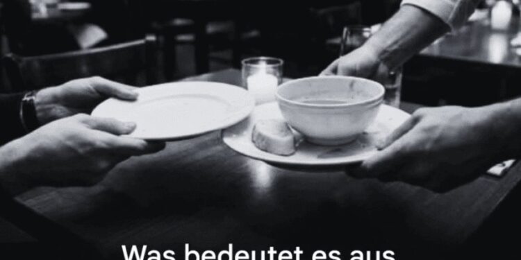 Was die Psychologie darüber verrät, wenn jemand dem Kellner beim Abräumen des Tisches hilft.