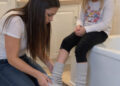 Meine 6-jährige Stieftochter weigerte sich seit drei Monaten, ihre Socken auszuziehen, und ich dachte, sie sei einfach nur schüchtern… Doch an dem Tag, als ich sie ihr schließlich in der Badewanne auszog, gefror mir das Blut in den Adern