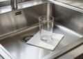 Der Trick mit dem Glas im Spülbecken: Warum Sie ihn vor dem Verlassen des Hauses unbedingt anwenden sollten