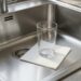 Der Trick mit dem Glas im Spülbecken: Warum Sie ihn vor dem Verlassen des Hauses unbedingt anwenden sollten