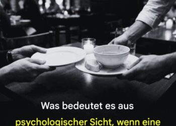 Was die Psychologie darüber verrät, wenn jemand dem Kellner beim Abräumen des Tisches hilft.