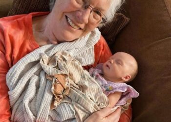 Mit 79 Jahren wurde ich noch einmal Mutter – doch eine unerwartete Frage vor Gericht enthüllte ein jahrzehntelanges Familiengeheimnis